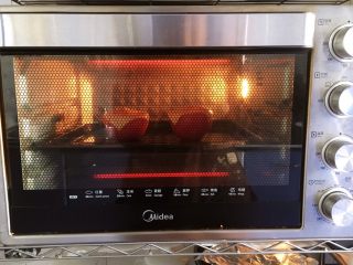 14、芝士焗番茄鲜虾米饭盅,放入烤箱的中层，上下火加热180度，烤6～7分钟即可。