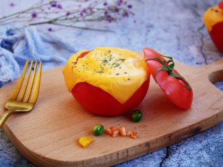 15、芝士焗番茄鲜虾米饭盅,在烤好的芝士番茄鲜虾米饭盅表面撒少许的香料或者黑胡椒碎。