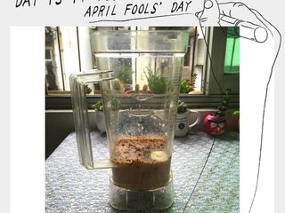 2、巧克力香蕉奶昔#甜蜜美味#,把香蕉去皮切块，纯牛奶，巧克力粉一起放入破壁料理机杯中。