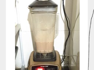 3、巧克力香蕉奶昔#甜蜜美味#,选择冰沙键按钮????，用破壁料理机搅拌均匀即可。