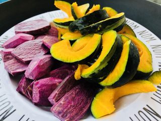 2、紫薯南瓜????芝士饼,首先把紫薯,南瓜洗净切片