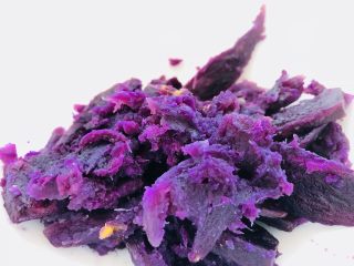 4、紫薯南瓜????芝士饼,先趁热把紫薯压成泥