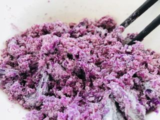 6、紫薯南瓜????芝士饼,用筷子快速搅拌