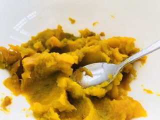 8、紫薯南瓜????芝士饼,接下来把南瓜捣成泥