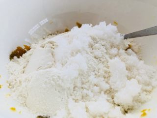 9、紫薯南瓜????芝士饼,加入适量白糖,面粉揉成光滑的面团。
