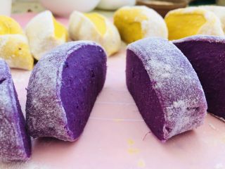 10、紫薯南瓜????芝士饼,把面团分成大小一样的小面团