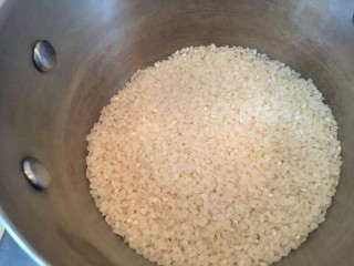 2、香滑皮蛋培根粥,大约这样的，喜欢稀一点的粥就少放点。