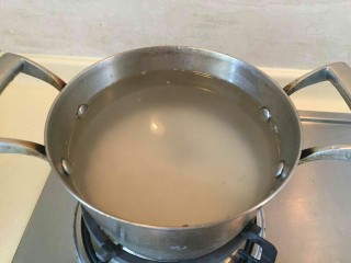 3、香滑皮蛋培根粥,家水放满小锅中。