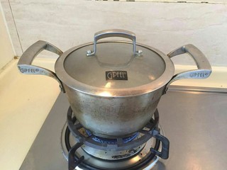 4、香滑皮蛋培根粥,盖上锅盖慢慢煮。中小火