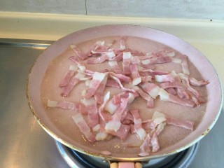 5、香滑皮蛋培根粥,培根切小段。煎至金黄。