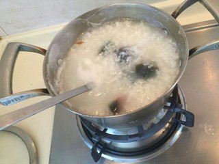 10、香滑皮蛋培根粥,放入锅中。搅拌。