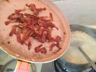 11、香滑皮蛋培根粥,放入煎好的培根。
