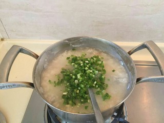 12、香滑皮蛋培根粥,投入切好的小葱末。