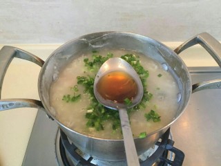 13、香滑皮蛋培根粥,最后再加入一勺香油。