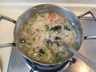 14、香滑皮蛋培根粥,色彩饱满，营养又好吃的皮蛋培根粥就完成了。