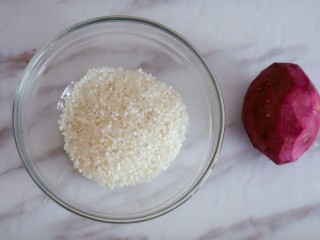 1、宝宝辅食之紫薯粥,准备好所需要的食材，紫薯和米洗净，没有胚芽米大米也可以熬久一点就可以