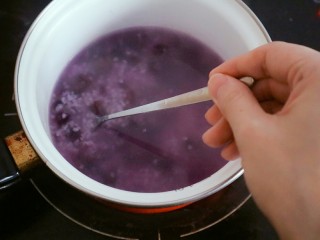 9、宝宝辅食之紫薯粥,加入紫薯后转小火以免干锅，勤用勺子搅拌以免粘锅