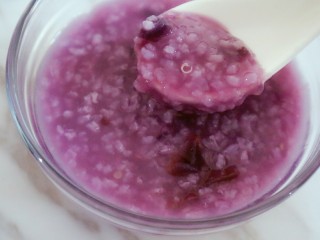 11、宝宝辅食之紫薯粥,熬好的紫薯粥口感糯糯的比较稠，带有甜味