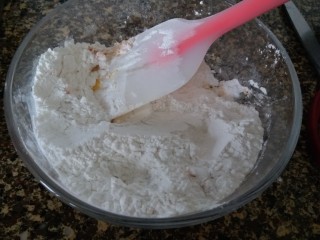 2、香糯南瓜饼,加入糯米粉