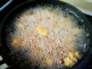 6、#猪年#新奥尔良小酥肉,锅里油烧热，先放一个肉进去，能够迅速浮起来，就可以把肉放进去，一开始中小火炸至