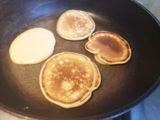 8、酸奶小松饼,一面金黄之后翻到另一面儿。