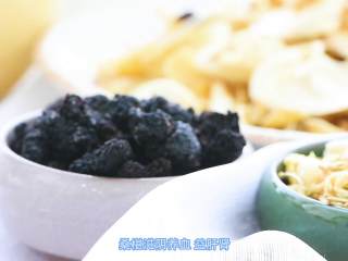 2、百合药食两用，大有不同,桑椹20克 百合20克  茉莉花5克