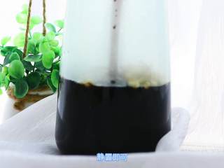 4、百合药食两用，大有不同,取汁，倒人盛有茉莉花5 g之容器，静置即可。