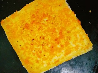 15、苹果派,翻个面，两面都需要压一下，煎至两面稍微金黄就可以了，因为鸡蛋是很容易就熟了