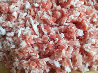 1、新文美食  羊肉胡萝卜包子,每次吃火锅都会剩下羊肉片，一化开就是在冻上，下次吃火锅也就不能用了，成一个了，只能做成肉馅切成小块。