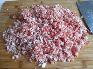 2、新文美食  羊肉胡萝卜包子,在剁成肉馅，