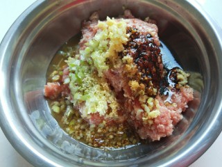3、新文美食  羊肉胡萝卜包子,加入姜末，葱末，香油，耗油，生抽，老抽，花生油，五香粉，花椒粉，鸡精，搅拌均匀。