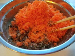 4、新文美食  羊肉胡萝卜包子,胡萝卜擦丝剁碎。