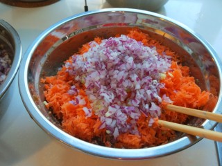 5、新文美食  羊肉胡萝卜包子,洋葱去皮洗干净剁碎。
