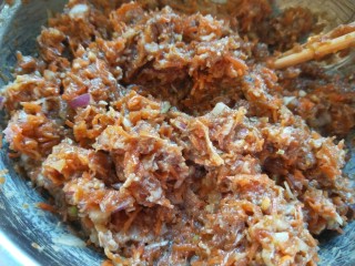 6、新文美食  羊肉胡萝卜包子,搅拌均匀备用。