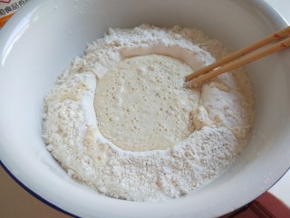 8、新文美食  羊肉胡萝卜包子,倒入温水搅拌成絮。