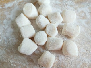 11、新文美食  羊肉胡萝卜包子,在次揉一揉做成小剂子。