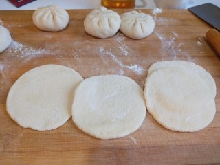 12、新文美食  羊肉胡萝卜包子,擀成面皮。