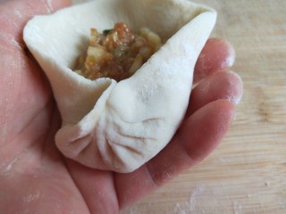 13、新文美食  羊肉胡萝卜包子,包入馅料做成包子。