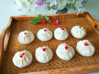 14、新文美食  羊肉胡萝卜包子,中间点缀枸杞，醒放20分钟。