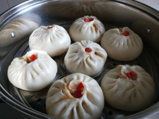 16、新文美食  羊肉胡萝卜包子,羊肉馅很容易熟，关火等几分钟打开锅盖。