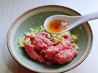 2、葱香鲜肉蒸饺,加入料酒。(适当可以多一点去腥)