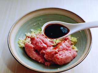 3、葱香鲜肉蒸饺,再加入生抽提鲜。