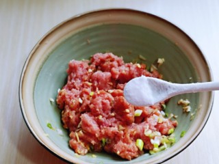 4、葱香鲜肉蒸饺,按个人口味加入盐。