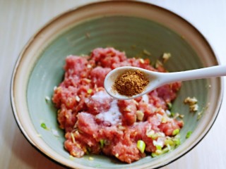 5、葱香鲜肉蒸饺,再加入十三香。(不喜欢可以不加)