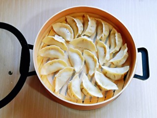 10、葱香鲜肉蒸饺,依次包好，放入蒸笼中并间隔距离。