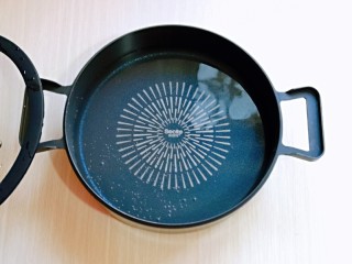 11、葱香鲜肉蒸饺,锅中加入水，适当多些。