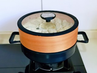 12、葱香鲜肉蒸饺,将蒸笼放在蒸锅上，冷水上锅蒸12分钟，关火焖3分钟。
