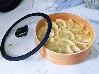 14、葱香鲜肉蒸饺,蒸出来的饺子特别好吃。