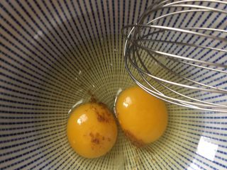 2、芝士吐司卷,鸡蛋加椒盐粉打散