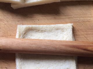 4、芝士吐司卷,吐司片稍稍压扁